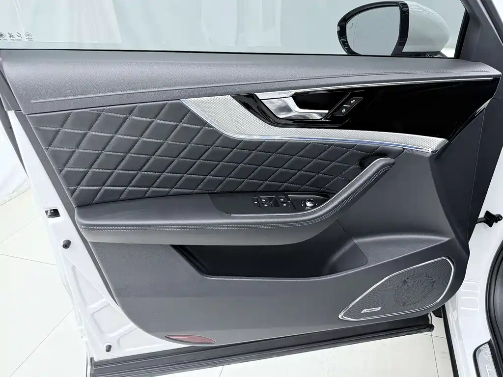 Hongqi HS5 2.0 T Connected Flagship Enjoyment