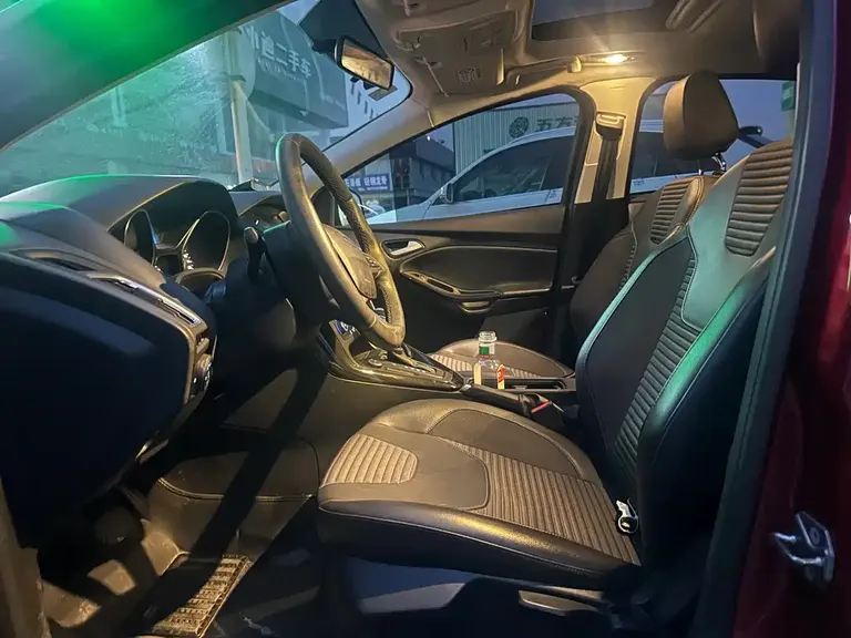 Ford Focus Hatchback 1.6 L Auto Style Smart Travel