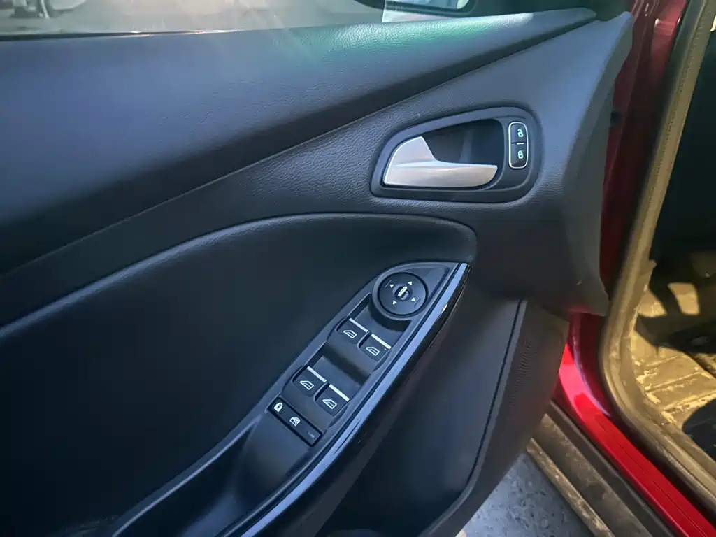 Focus Hatchback 1.6 L Auto Style Smart Travel