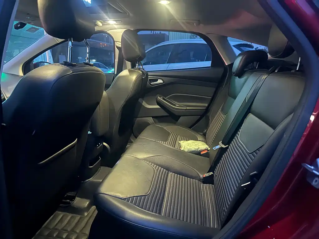 Focus Hatchback 1.6 L Auto Style Smart Travel