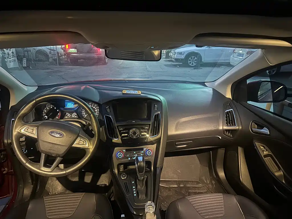 Focus Hatchback 1.6 L Auto Style Smart Travel