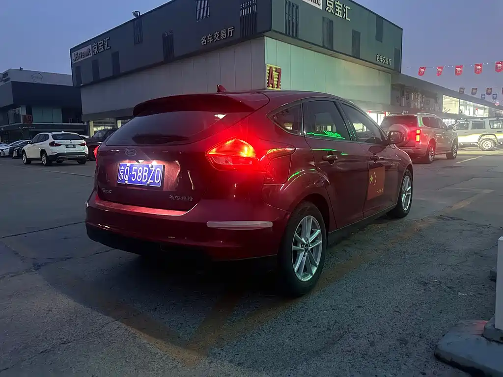 Focus Hatchback 1.6 L Auto Style Smart Travel