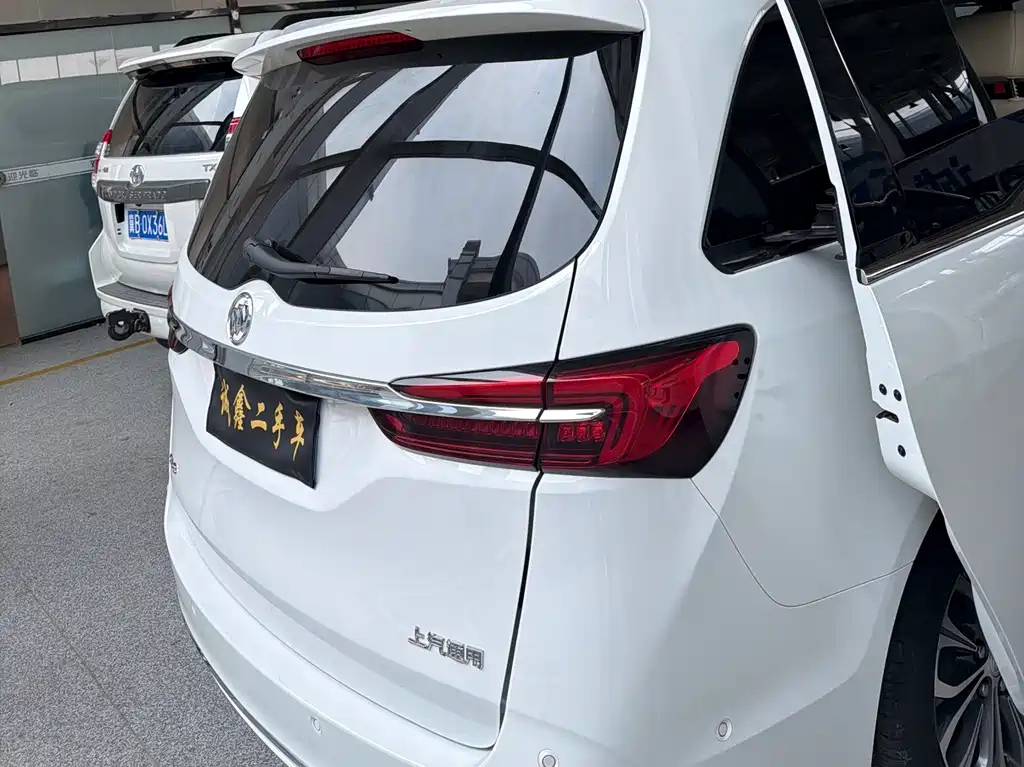 Buick GL8 Land Official Cabin Distinguished