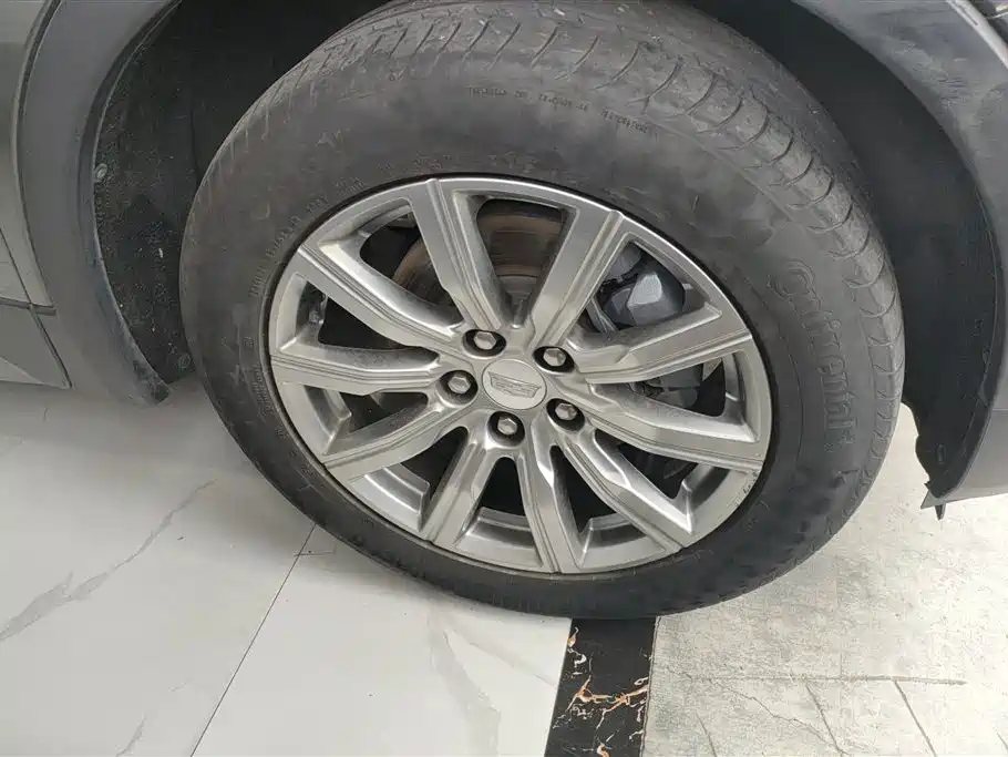 Cadillac XT4 28 T 2 WD Leading