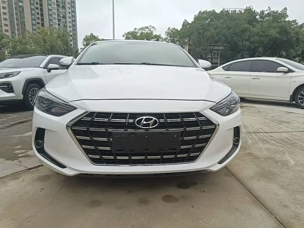 Elantra 1.4 T DCT Dynamic Shine · Active
