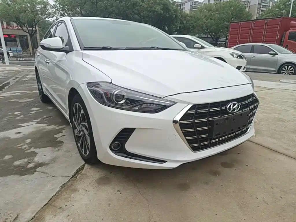 Elantra 1.4 T DCT Dynamic Shine · Active