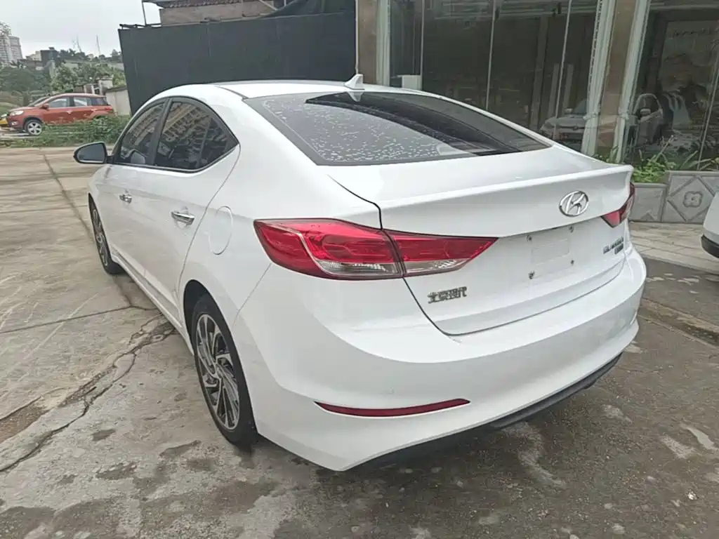Elantra 1.4 T DCT Dynamic Shine · Active