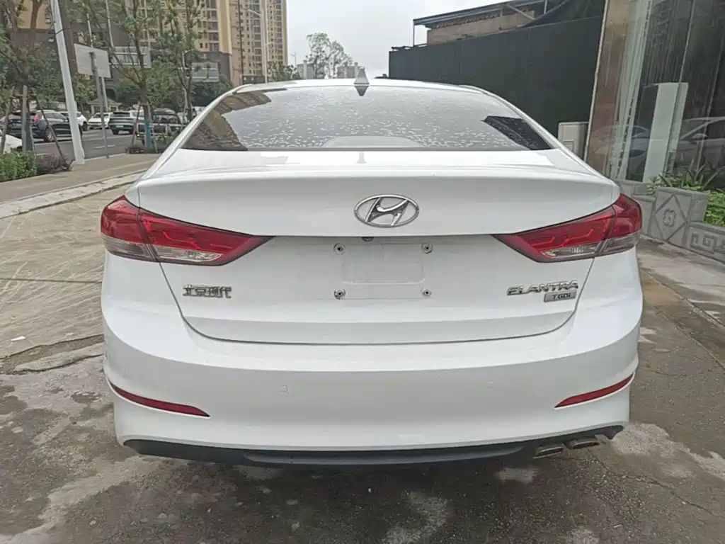 Elantra 1.4 T DCT Dynamic Shine · Active