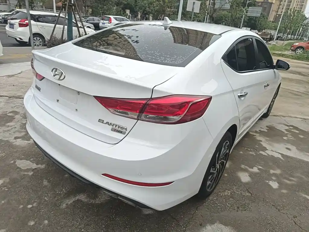 Elantra 1.4 T DCT Dynamic Shine · Active