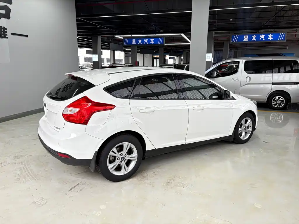 Focus Hatchback 1.6 L Auto Style