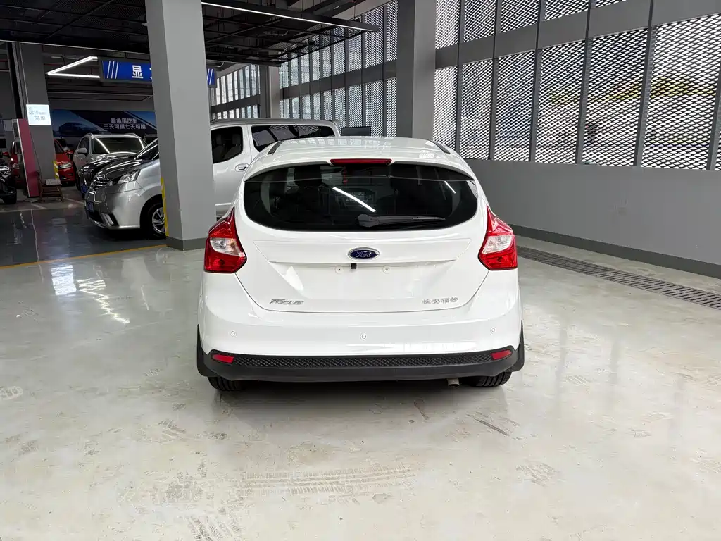 Focus Hatchback 1.6 L Auto Style