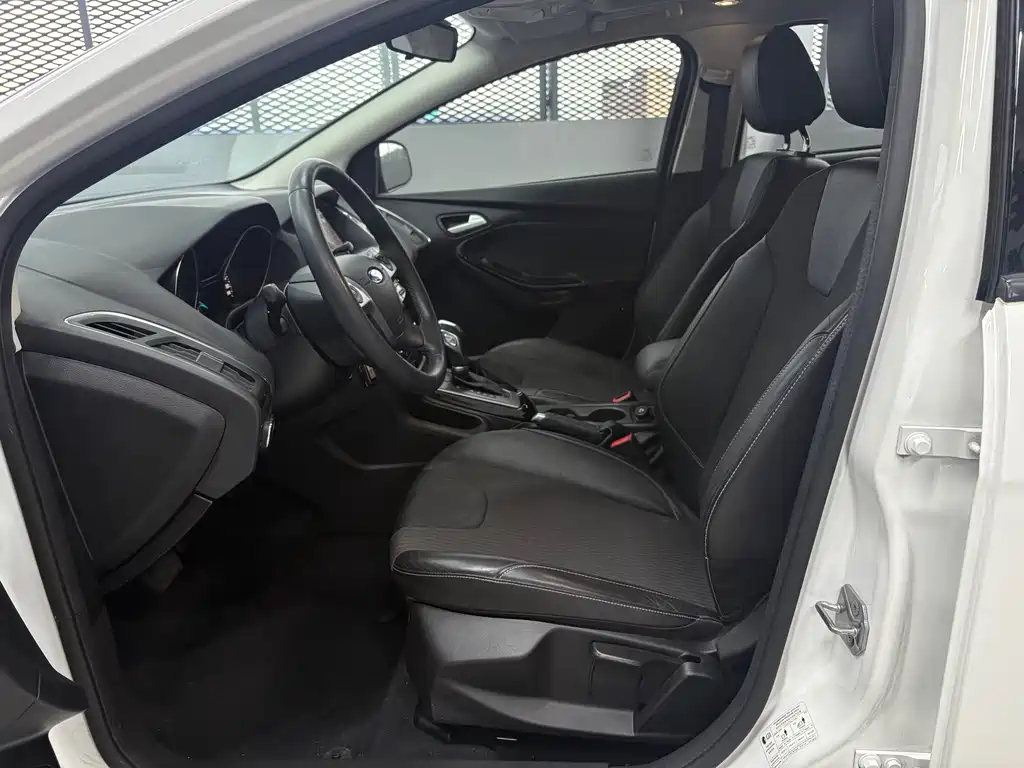 Focus Hatchback 1.6 L Auto Style
