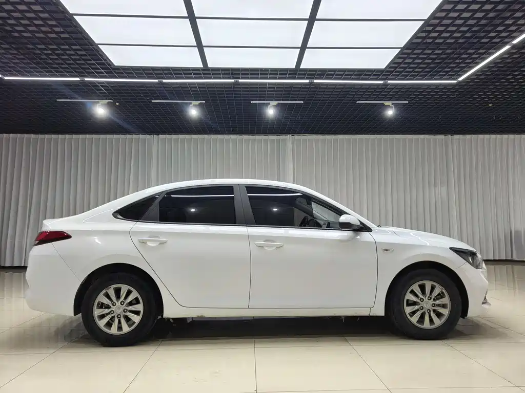 Elantra Yuedong 1.6 L Auto GL Eye Joy