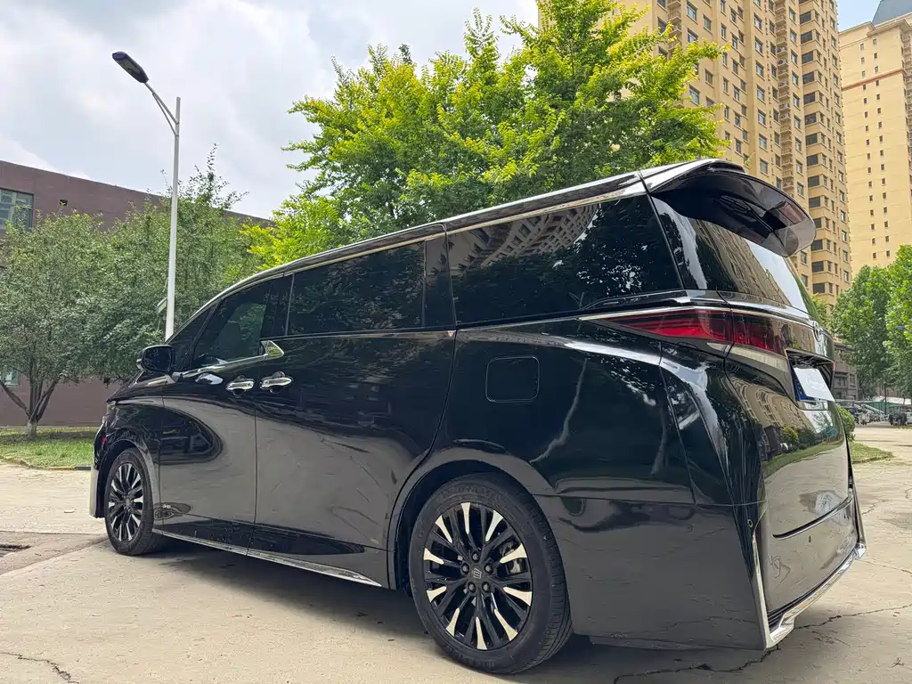 Vellfire Crown Dual Engine 2.5 L Supreme Executive