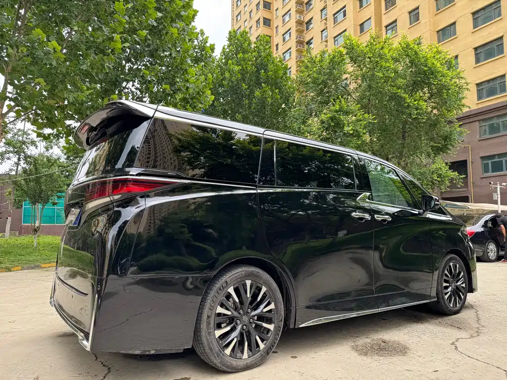 Vellfire Crown Dual Engine 2.5 L Supreme Executive