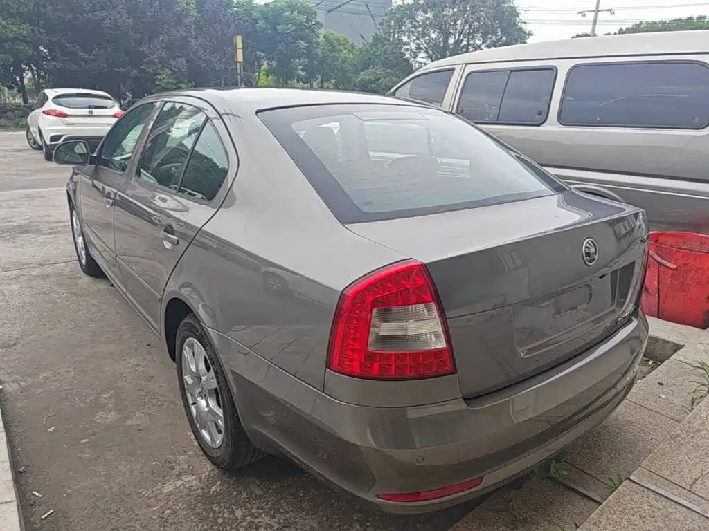 Octavia 1.6 L Auto Yijie