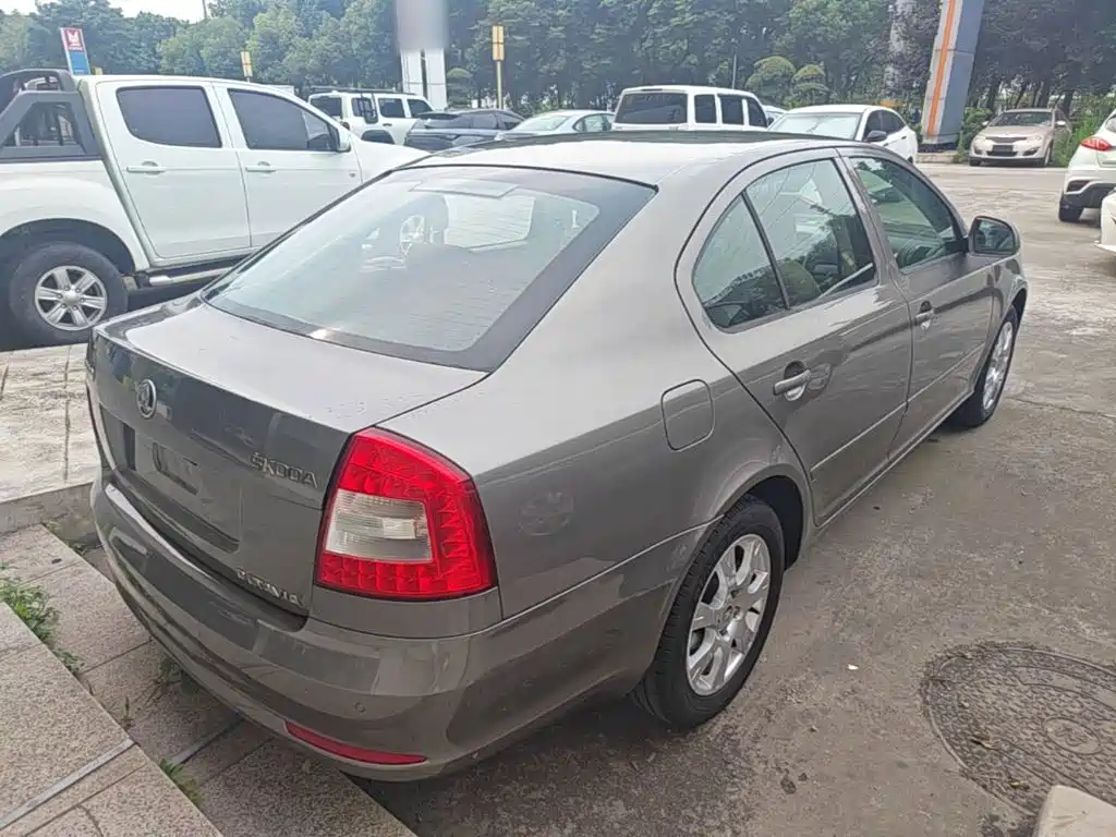 Octavia 1.6 L Auto Yijie
