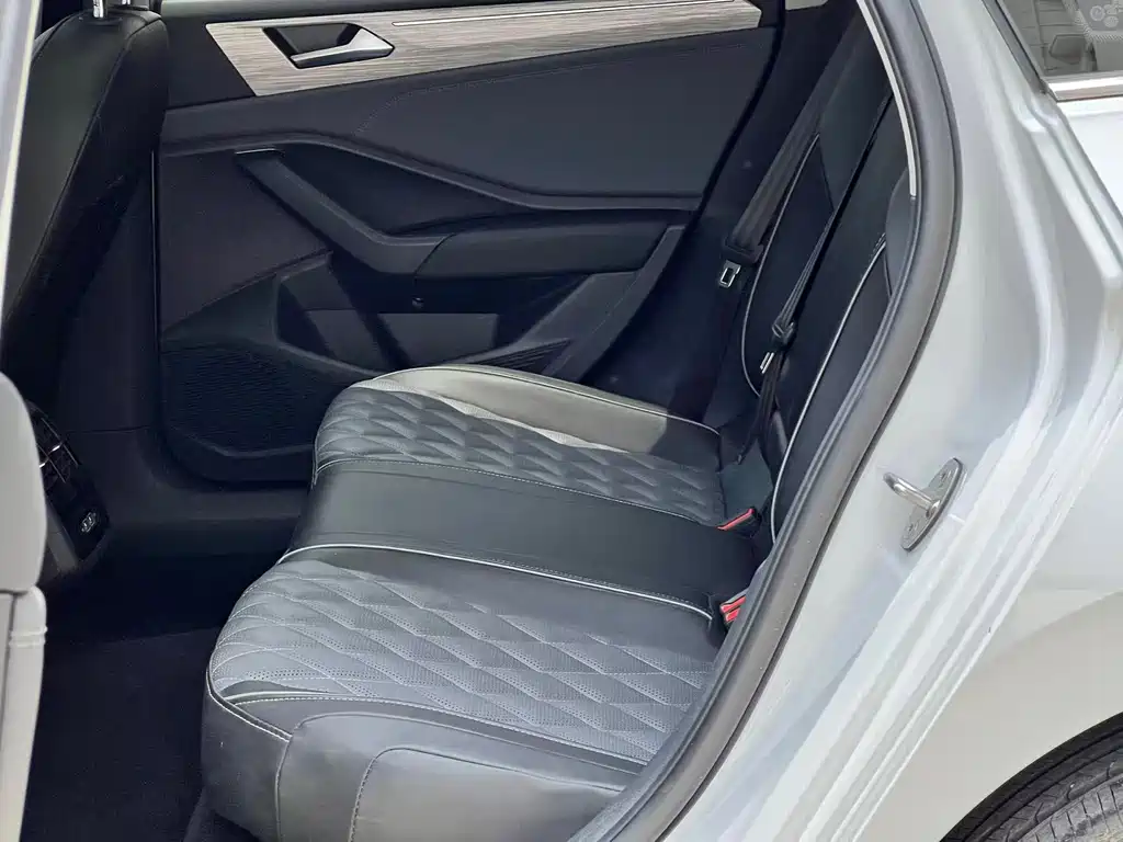 Sagitar 300 TSI DSG Transcend