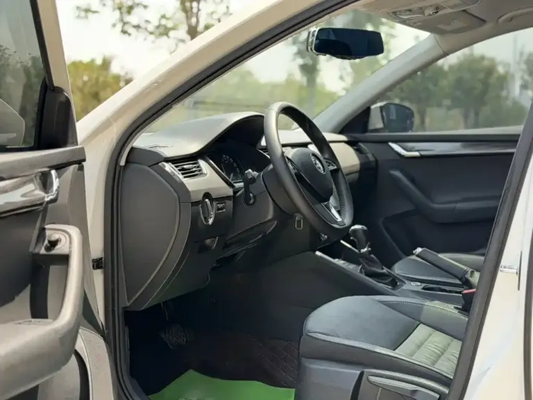 Skoda Octavia 1.6 L Auto Smart Travel