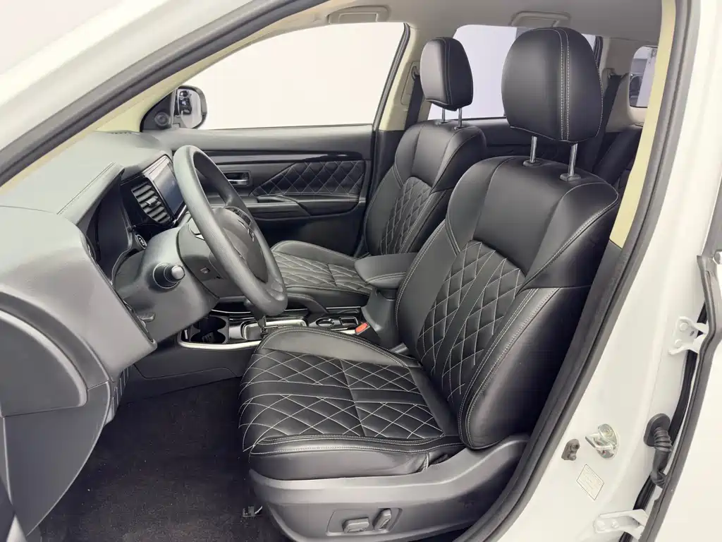 Outlander 2.0 L 2 WD Smooth Travel 5-seat