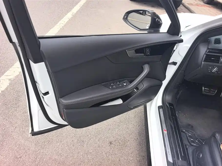 Audi A4 L 40 TFSI Luxury Dynamic