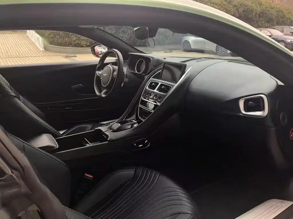Aston Martin DB11 4.0 T V8 Coupe