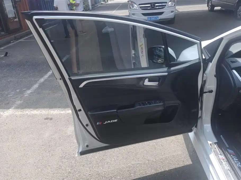 Jade 1.8 L Auto Comfort Elite 5-seat