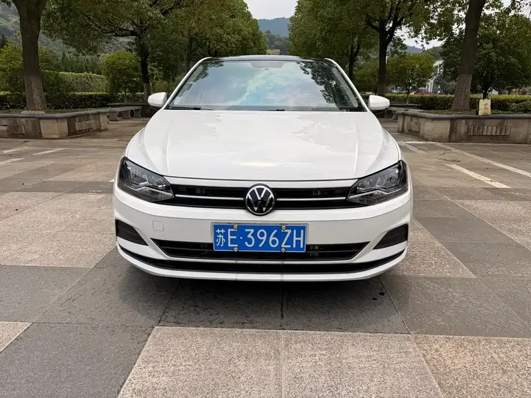 Volkswagen Polo Plus 1.5 L Auto Colorful Tech