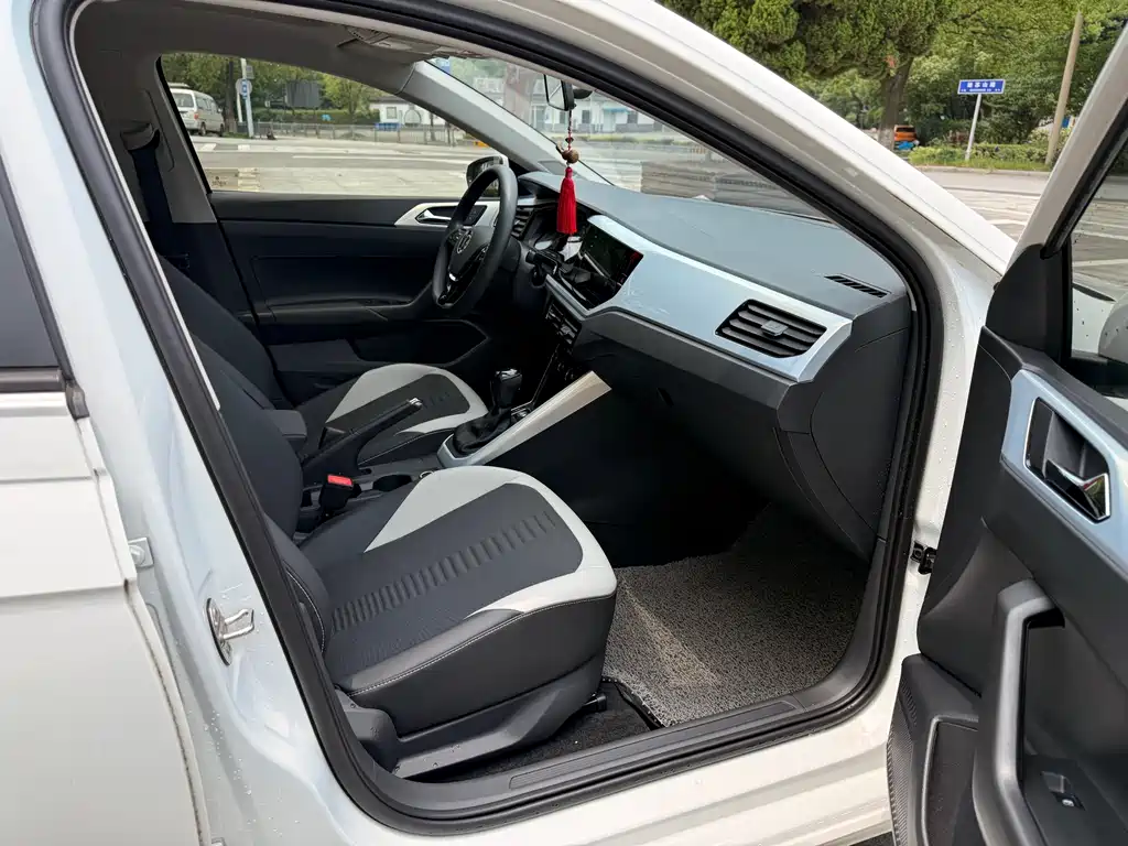 Polo Plus 1.5 L Auto Colorful Tech