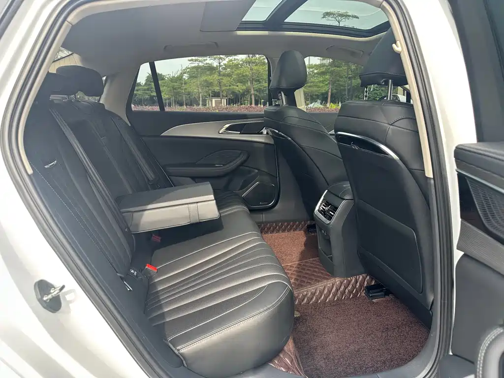 Hongqi H5 1.5 T DCT Connected Flagship Charm