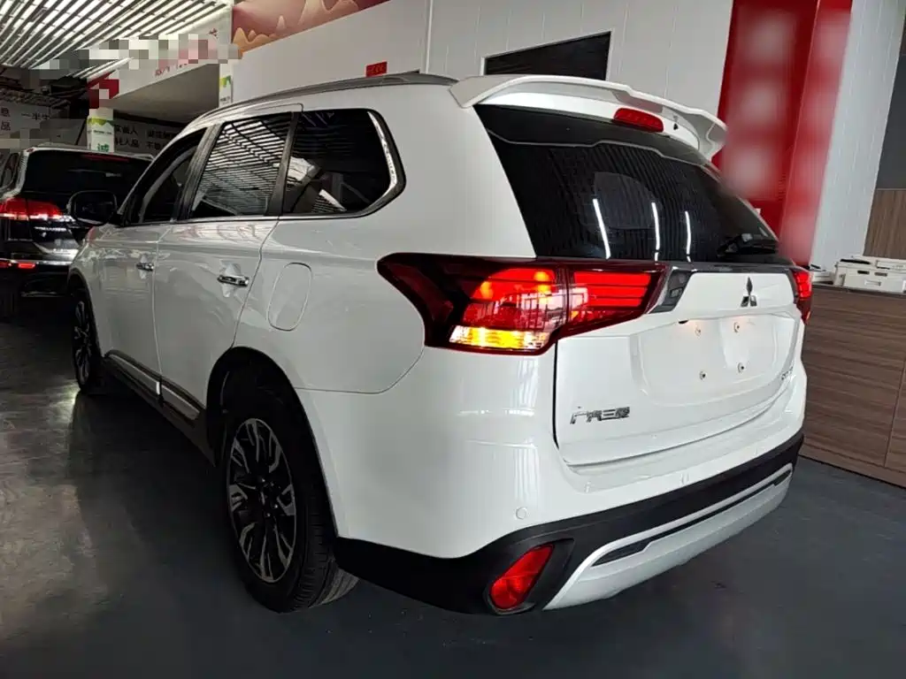 Outlander 2.4 L 4 WD Enjoyment 7-seat