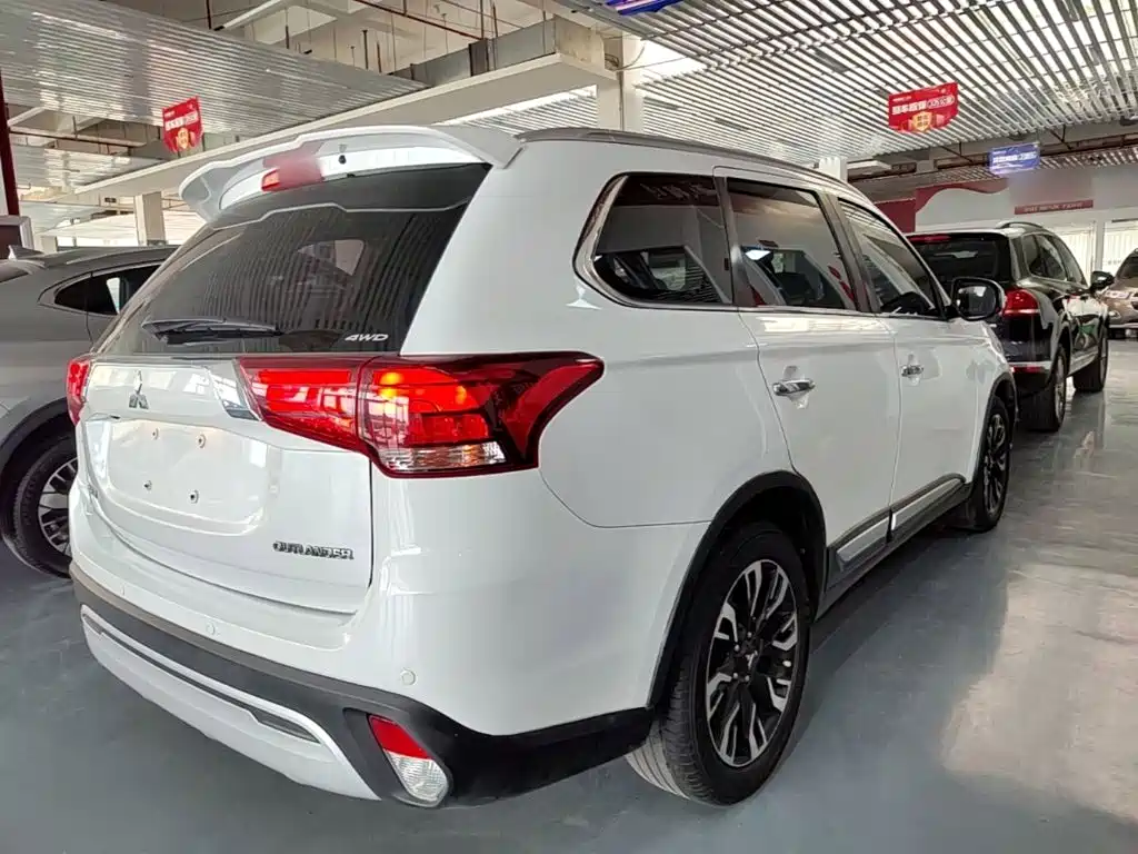 Outlander 2.4 L 4 WD Enjoyment 7-seat