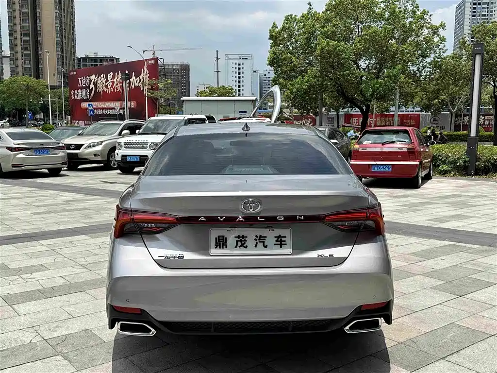 Avalon 2.0 L XLE Premium