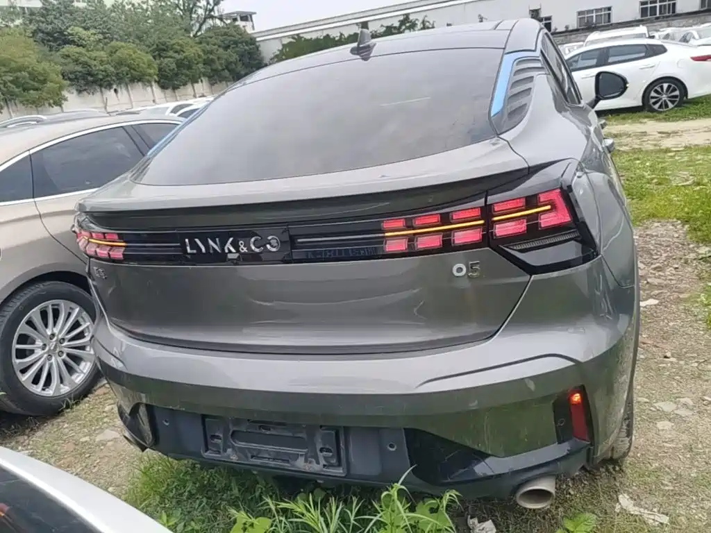 Lynk & Co 05 2.0 TD 2 WD Shine Halo