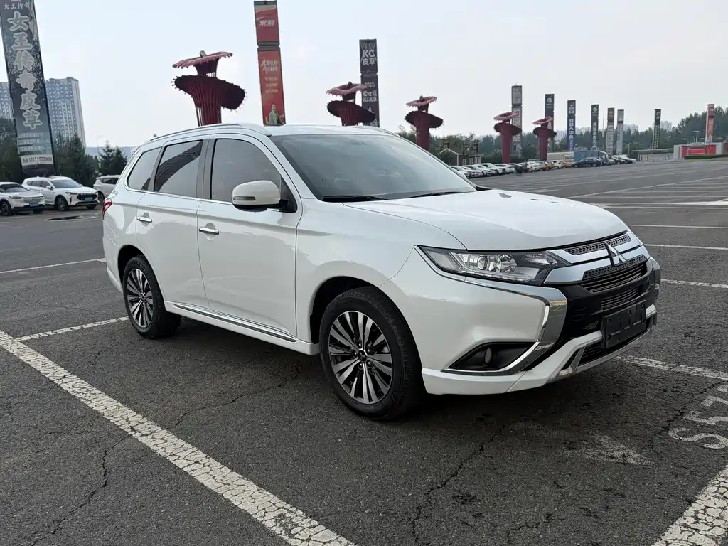 Outlander 2.0 L 2 WD Smooth Enjoyment 5-seat