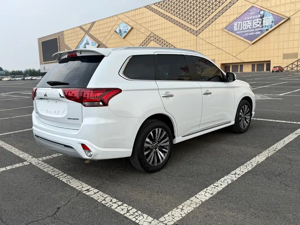 Outlander 2.0 L 2 WD Smooth Enjoyment 5-seat