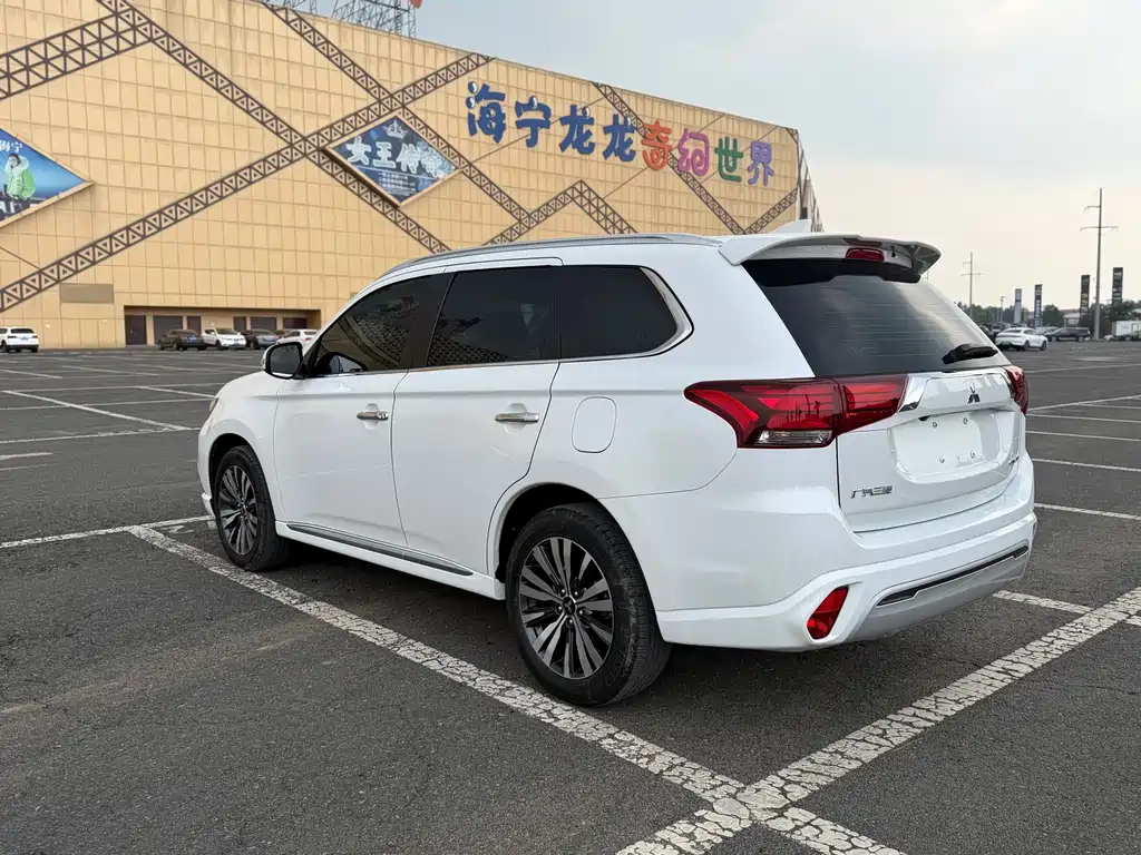 Outlander 2.0 L 2 WD Smooth Enjoyment 5-seat