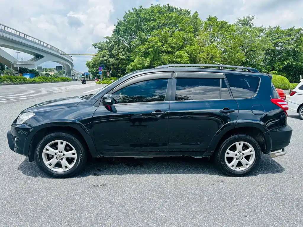 RAV4 2.0 L Auto Luxury Upgraded