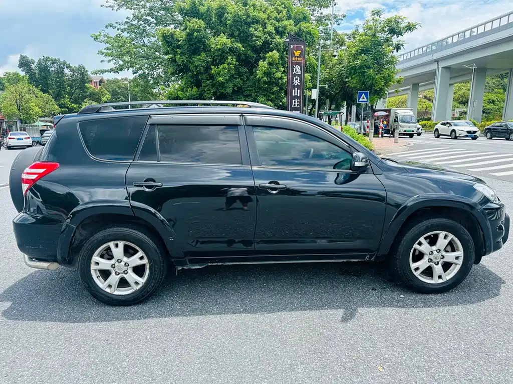 RAV4 2.0 L Auto Luxury Upgraded
