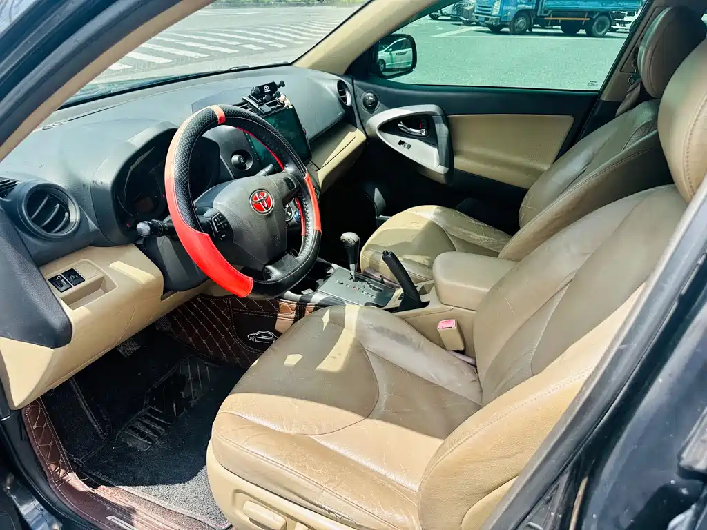 RAV4 2.0 L Auto Luxury Upgraded