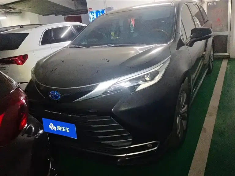 Toyota Sienna 2.5 L Hybrid Distinguished