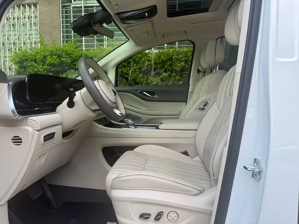 Voyah Dreamer PHEV Ultra Long Range Flagship