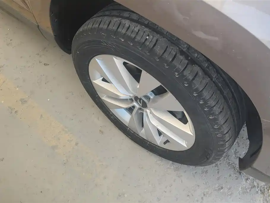 Jetta VS5 280 TSI Auto Progressive