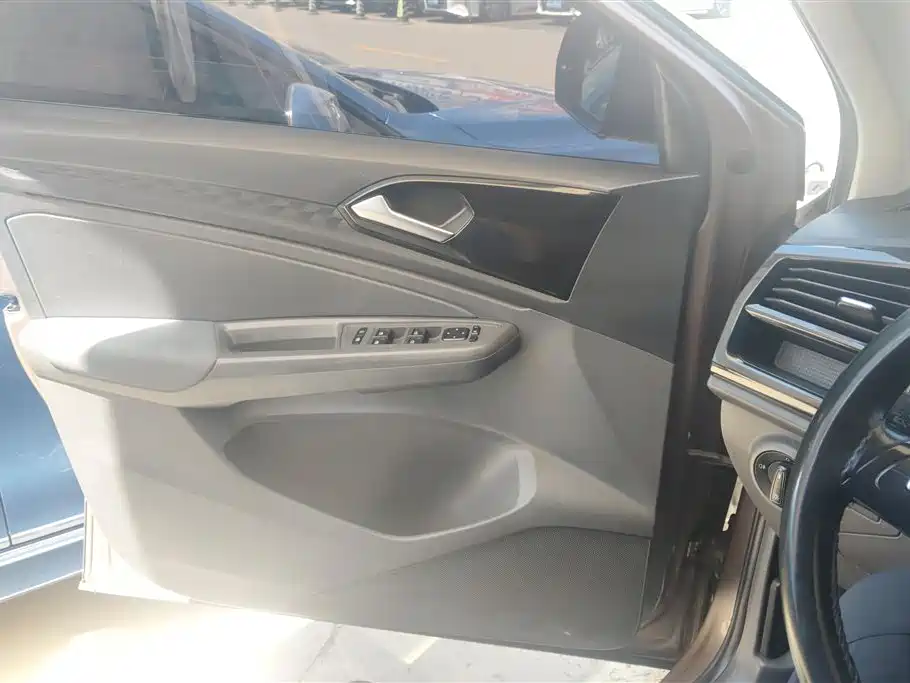 Jetta VS5 280 TSI Auto Progressive
