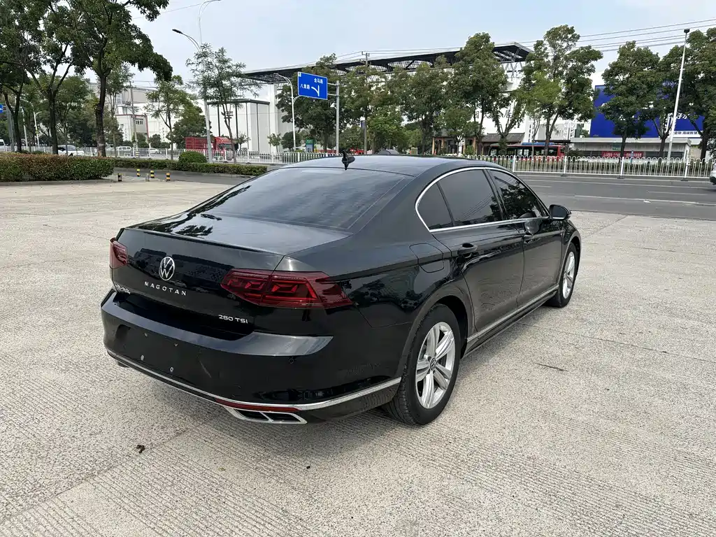 Magotan 200 10 K Commemorative 280 TSI DSG Leading