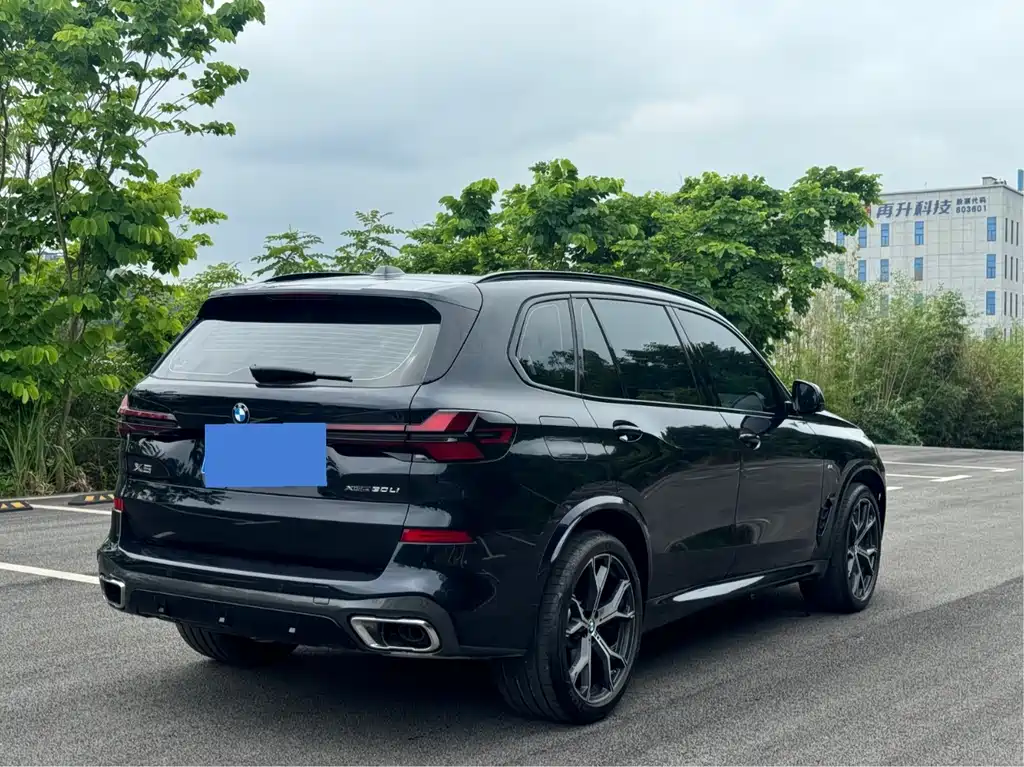 BMW X5 xDrive 30 Li Premium M Sport Night Package