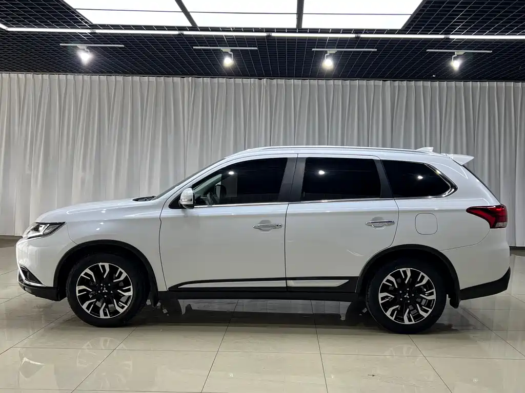 Outlander 2.0 L 2 WD Smooth Enjoyment 7-seat CN-VI