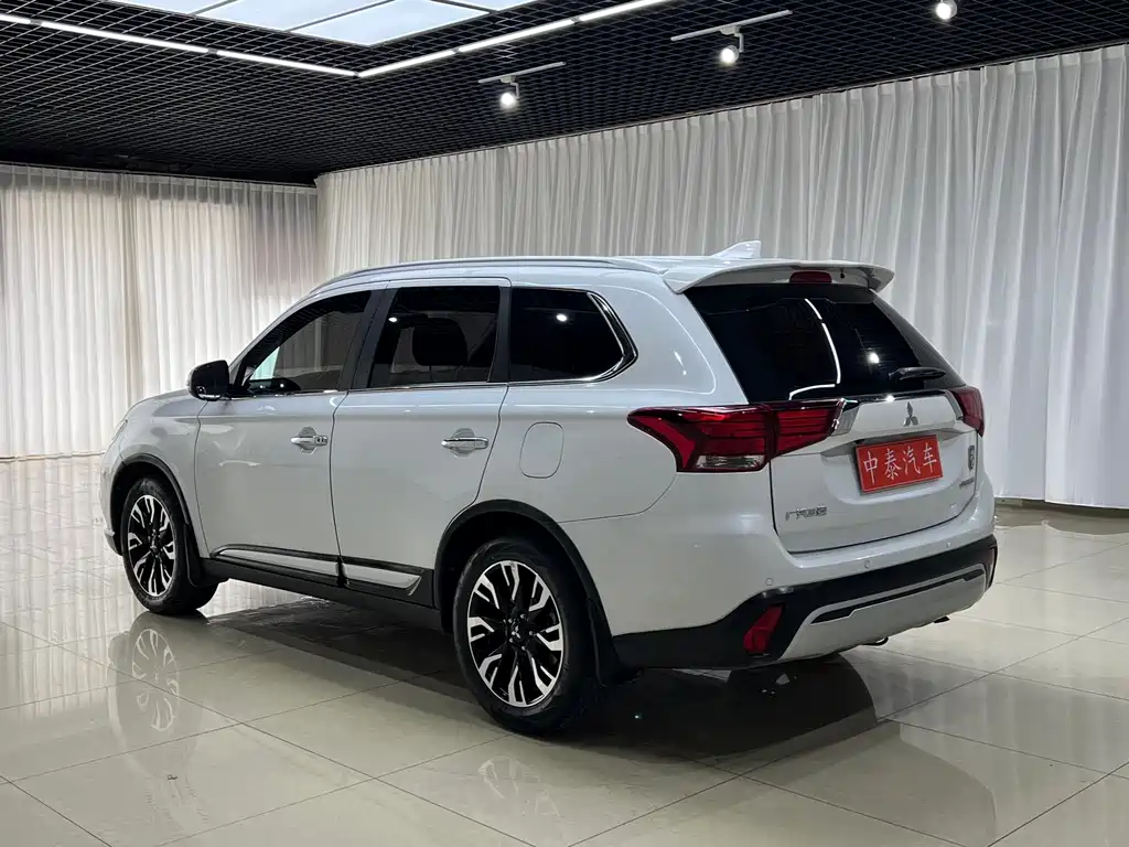 Outlander 2.0 L 2 WD Smooth Enjoyment 7-seat CN-VI