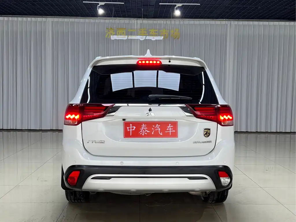 Outlander 2.0 L 2 WD Smooth Enjoyment 7-seat CN-VI
