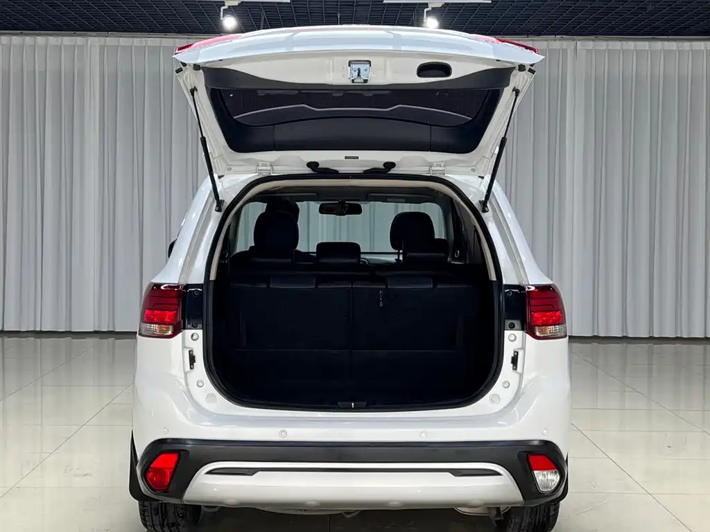Outlander 2.0 L 2 WD Smooth Enjoyment 7-seat CN-VI